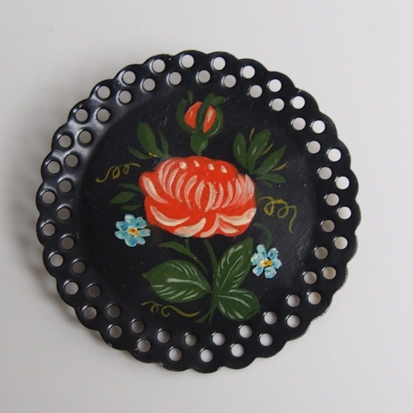 Vintage Jewelry - ☀️HP☀️VTG Toleware Handpainted Mini Round Brooch